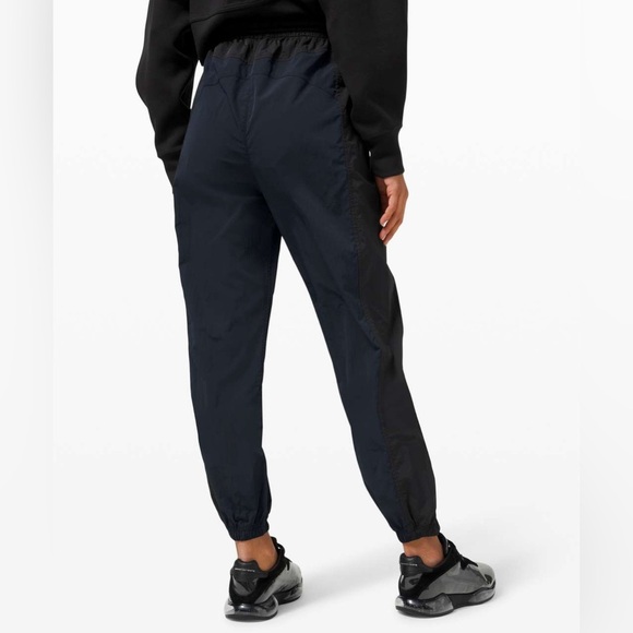 Lululemon Evergreen Track Pant in True Navy / Black Size 8 - Picture 2 of 10